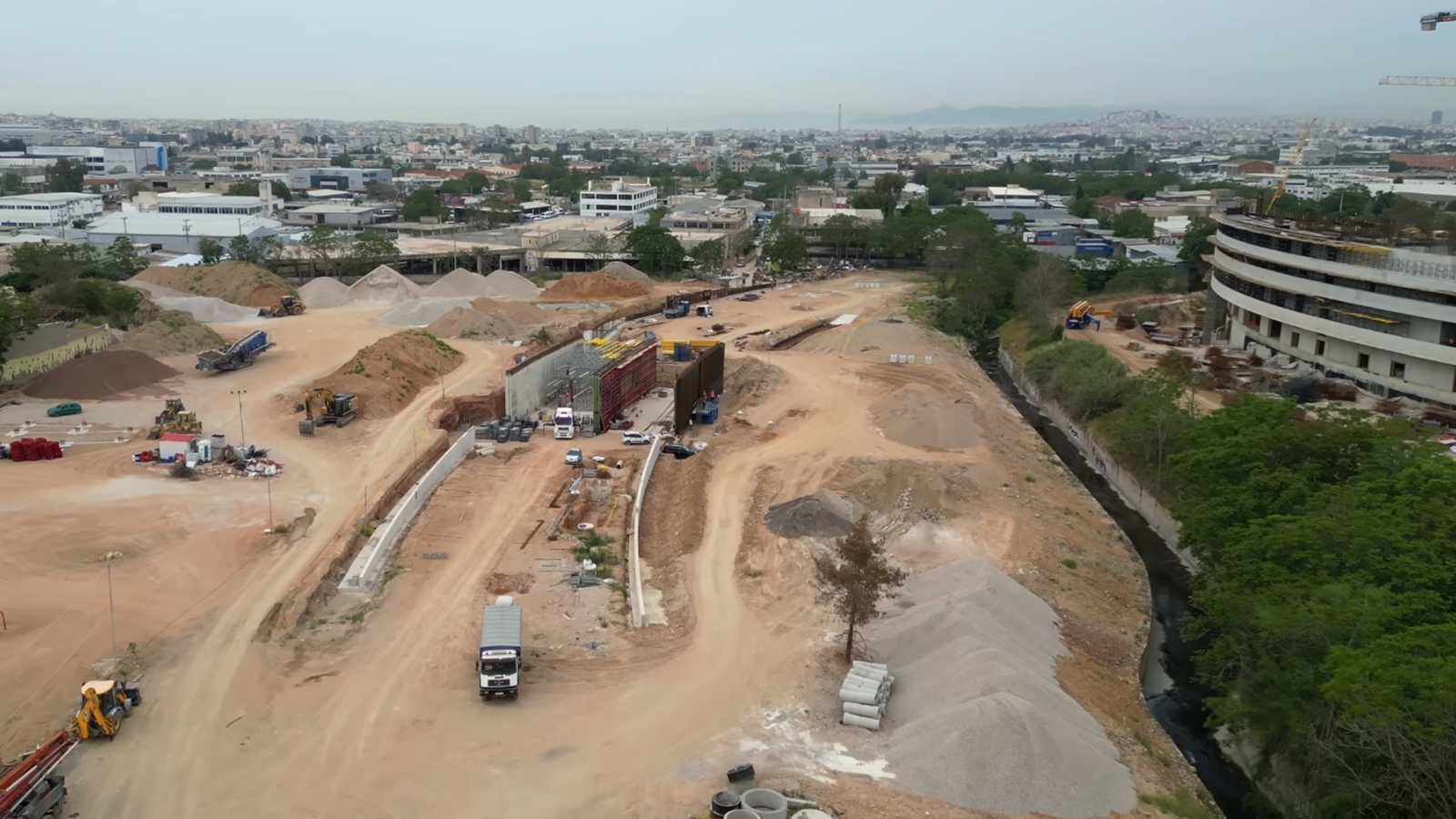 Η νέα λεωφόρος, μήκους 1,3 χιλιομέτρων και δύο λωρίδων ανά κατεύθυνση, αναμένεται να αποτελέσει το βασικό συνδετικό άξονα ανάμεσα στη Λεωφόρο Αθηνών και την Πέτρου Ράλλη.